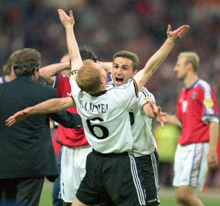 Fußball, EM Finale 1996 in London, Deutschland - Tschechien 2:1 n.V. Matthias Sammer (vorn) und Stefan Kuntz jubeln - Deutschland ist Europameister Fußball EM Herren Europameisterschaft 1996, Finale, Endspiel, Länderspiel, Nationalmannschaft, Nationalteam Gruppe Wembley London Freude, Begeisterung,