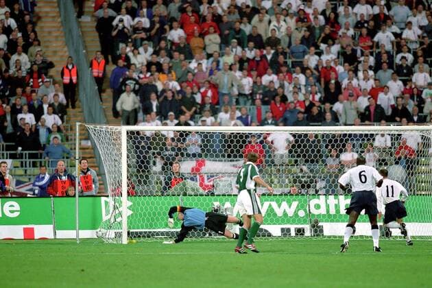 Torwart Oliver Kahn (li.) reckt sich vergeblich - Owen 8England) hat wieder getroffen Fußball Länderspiel Herren WM-Qualifikation 2001, Weltmeisterschaftsqualifikation, Deutschland - England 1:5 Totale Olympiastadion München Dynamik, Abwehr