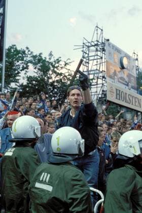 Fans des VfB Leipzig unter Beobachtung der Polizei Fußball 2. BL Herren Saison 1997 1998, FC St. Pauli - VfB Leipzig 1:0, Vdia, hoch, Fan, Fußballfan, Fußballfans, Publikum Totale Wilhelm-Koch-Stadion am Millerntor, Zuschauer Hamburg Spannung,