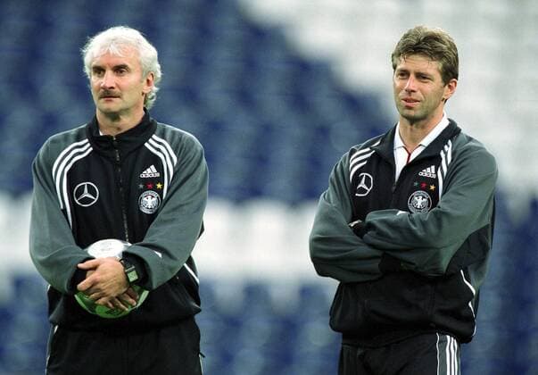 Teamchef Rudi Völler (li.) und Co-Trainer Michael Skibbe (beide Deutschland) Fußball Herren Nationalmannschaftstraining 2001, Nationalmannschaft, Nationalteam, Training Gruppe Arena AufSchalke Gelsenkirchen