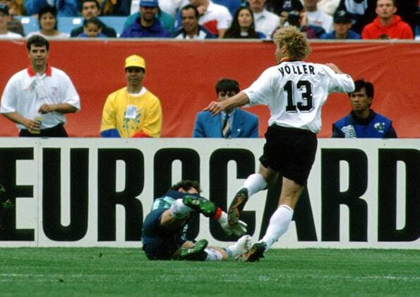 Rudi Völler (Deutschland) überwindet Torwart Michel Preud homme (Belgien) Fußball WM Herren Weltmeisterschaft 1994, Achtelfinale, Länderspiel, Nationalmannschaft, Nationalteam, Nationaltrikot Gruppe Soldier Field Chicago Dynamik,