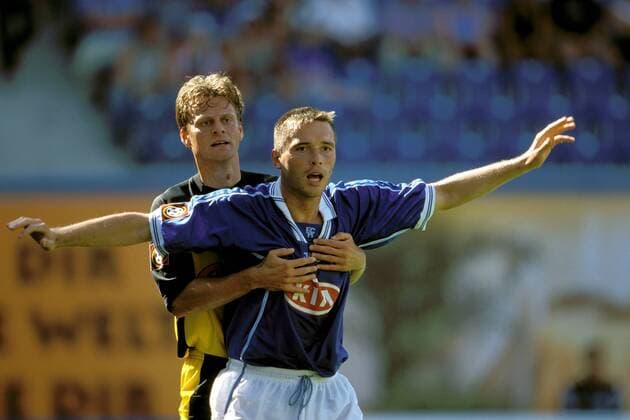 Christian Wörns (BVB, li.) hält Markus Beierle (Rostock) Fußball 1. BL Herren Saison 2001 2002, FC Hansa Rostock - Borussia Dortmund 0:2 Gruppe Ostseestadion Rostock
