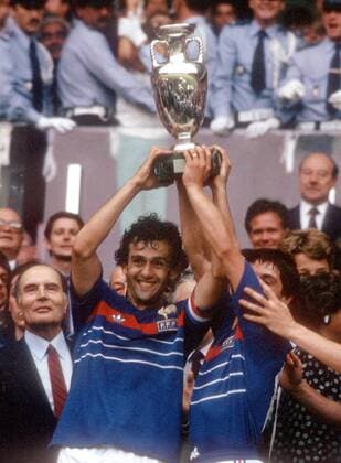 Michel Platini (li.) und Alain Giresse jubeln - Frankreich ist Europameister! Da freut sich auch Staatspräsident Francois Mitterand Fußball EM Herren Europameisterschaft 1984, Länderspiel, Finale, Endspiel, Nationalmannschaft, Nationalteam Gruppe Parc des Princes, Prinzenpark Paris Glück, Freude,