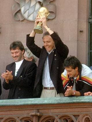 DFB-Teamchef Franz Beckenbauer jubelt: Deutschland ist Weltmeister 1990! Daneben Günther Herrmann (li.) und Pierre Littbarski Fußball WM Herren Weltmeisterschaft 1990, Nationalmannschaft, Nationalteam, Empfang, Begrüßung Gruppe Römer Frankfurt M. Glück, Freude,