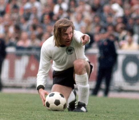 Günter Netzer (BR Deutschland) gibt die Richtung an Fußball EM Herren Europameisterschaft 1972, Länderspiel, Nationalmannschaft, Nationalteam, Nationaltrikot Einzelbild Heysel-Stadion Brüssel