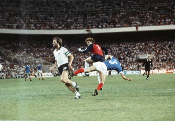 Torwart Harald Schumacher (BR Deutschland) streckt Patrick Battiston (Frankreich) nieder, re. Manfred Kaltz Fußball WM Herren Weltmeisterschaft 1982, Halbfinale, Länderspiel, Nationalmannschaft, Nationalteam, Nationaltrikot Gruppe Sevilla Dynamik, Kampf,