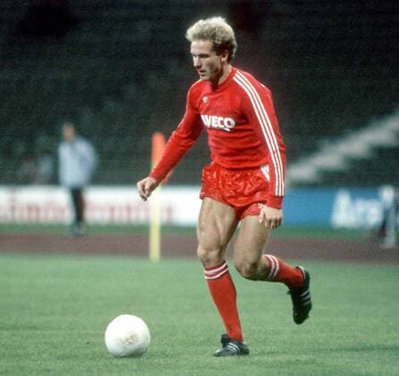 Karl-Heinz Rummenigge (Bayern) am Ball Fußball 1. BL Herren Saison 1981 1982, Düsseldorf - FC Bayern München 1:2 Einzelbild Rheinstadion Düsseldorf Dynamik,