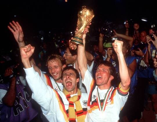 Deutschland ist Weltmeister! V. re.: Lothar Matthäus, Pierre Littbarski und Andreas Brehme jubeln Fußball WM Herren Weltmeisterschaft 1990, Finale, Endspiel, Länderspiel, Nationalmannschaft, Nationalteam Gruppe Stadio Olimpico, Olympiastadion Rom Freude, Begeisterung,