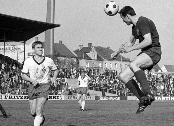 Rainer Ohlhauser (Bayern) per Kopfball, daneben Arnold Schütz (Bremen) Fußball 1. BL Herren Saison 1967 1968, FC Bayern München - Werder Bremen 2:3 Gruppe Stadion an der Grünwalder Straße München Dynamik,