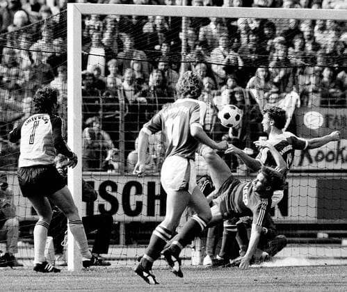 Torwart Jean-Marie Pfaff (Bayern) wird in seinem ersten Bundesligaspiel durch das Einwurftor von Uwe Reinders (Bremen) düpiert Fußball 1. BL Herren Saison 1981 1982, Werder Bremen - FC Bayern München 1:0 Gruppe Weserstadion Bremen