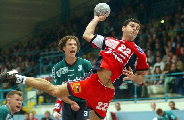 Dragan Skrbic (Nordhorn) - Torwurf, li. von Behren (Minden) Handball 1. BL Herren Saison 2001 2002, TSV GWD Minden - HSG Nordhorn 32:28 Gruppe Kampa-Halle Minden Dynamik,