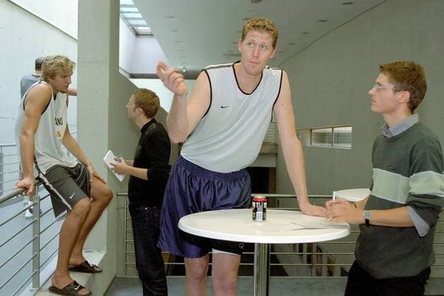 Shawn Bradley (Mitte) und Dirk Nowitzki (li., beide Deutschland) im Interview Basketball EM Herren Eurobasket 2001, Europameisterschaft, Nationalteam, Nationalmannschaft, Vneg Gruppe Anfa Expo Center Antalya
