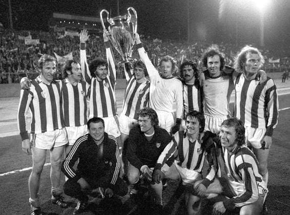 Mannschaftsbild FC Bayern München - Europapokalsieger 1973 1974, hinten v.li.: Georg Schwarzenbeck, Franz Roth, Paul Breitner, Rainer Zobel, Johnny Hansen, Gerd Müller, Franz Beckenbauer, Uli Hoeneß; vorn: x, Sepp Maier, Jupp Kapellmann, Conny Torstensson Fußball EC 1 Herren Europapokal der Landesmeister 1973 1974, Europacup, Finale, Endspiel Totale Heysel-Stadion Brüssel Freude,