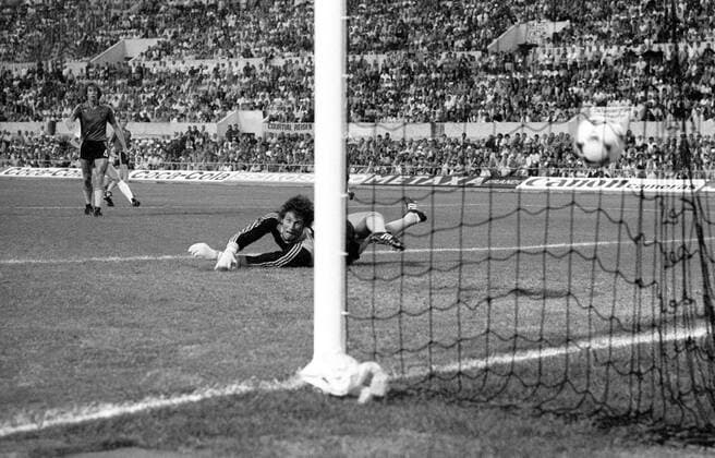 Torwart Jean-Marie Pfaff (Belgien) ist geschlagen - Hrubeschs Tor zum 1:0 Fußball EM Herren Europameisterschaft 1980, Finale, Endspiel, Länderspiel, Nationalmannschaft, Nationalteam Totale Stadio Olimpico, Olympiastadion Rom Dynamik,