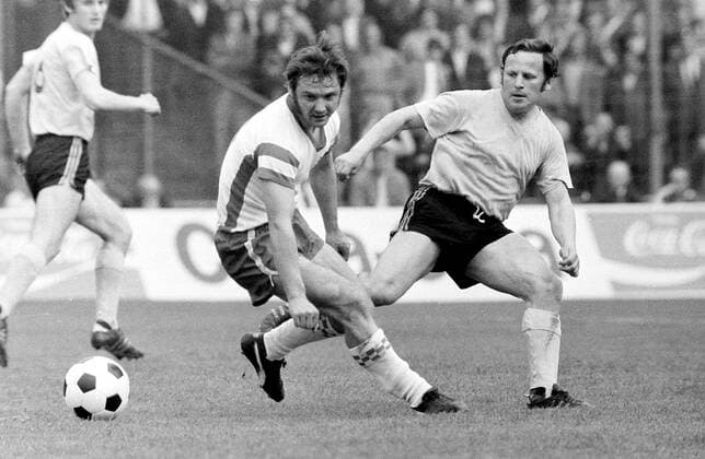 Willi Lippens (RWE, li.) im Duell mit Dieter Kurrat (BVB) Fußball 1. BL Herren Saison 1970 1971, Borussia Dortmund - Rot-Weiß Essen 7:2, RW Gruppe Willy Dortmund Dynamik,