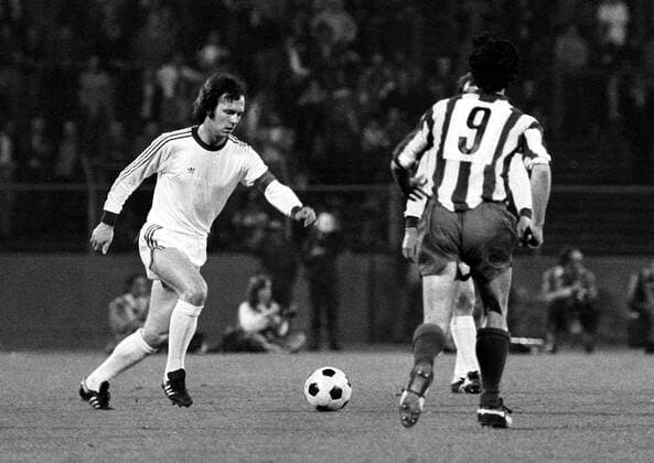 Franz Beckenbauer (Bayern) am Ball Fußball EC 1 Herren Europapokal der Landesmeister 1973 1974, Europacup, Finale, Endspiel Gruppe Heysel Stadion Brüssel Dynamik,