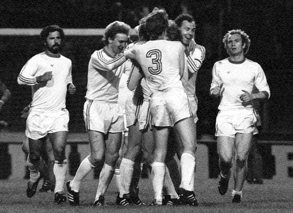 Torjubel Bayern, u.a. Gerd Müller (li.), Karl-Heinz Rummenigge (2. v. li.), Franz Beckenbauer (2. v. re.) und Uli Hoeneß (re.) Fußball EC 1 Herren Europapokal der Landesmeister 1975 1976, Europacup, Finale, Endspiel Gruppe Hampden Park Glasgow Freude,
