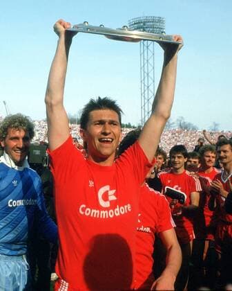 Klaus Augenthaler (Bayern) präsentiert die Meisterschale Fußball 1. BL Herren Saison 1985 1986, FC Bayern München, Deutscher Meister, Deutsche Meisterschaft, Sieg, Sieger Einzelbild Olympiastadion München Glück, Freude,