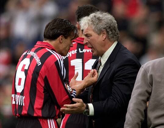Boris Zivkovic (li.) diskutiert mit Trainer Klaus Toppmöller (beide Leverkusen) Fußball 1. BL Herren Saison 2001 2002, Bayer 04 Leverkusen, Vdig Gruppe BayArena Leverkusen
