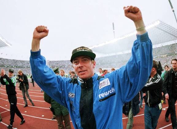 Trainer Bernd Krauss (Gladbach) jubelt nach dem Pokalsieg Fußball 1. BL Herren Pokalfinale 1994 1995, Pokalspiel, Finale, Endspiel, Pokalendspiel, Borussia Mönchengladbach Einzelbild Olympiastadion Berlin Freude,
