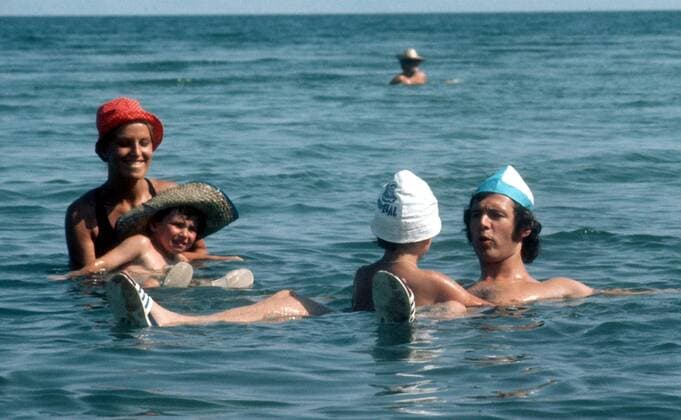 Franz Beckenbauer (Bayern) badet mit Ehefrau Brigitte und den Söhnen Stephan und Michael im Toten Meer Fußball 1. BL Herren Saison 1973 1974, FC Bayern München, Urlaub, Badeurlaub, Freizeit, privat Gruppe Totes Meer Harmonie, Freude,