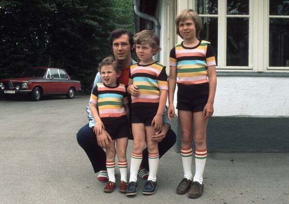Franz Beckenbauer (Deutschland) mit seinen Söhnen Stephan (li.), Michael (Mitte) und Thomas Fußball 1. BL Herren Shooting 1972, Fotoshooting, Fototermin, FC Bayern München Gruppe