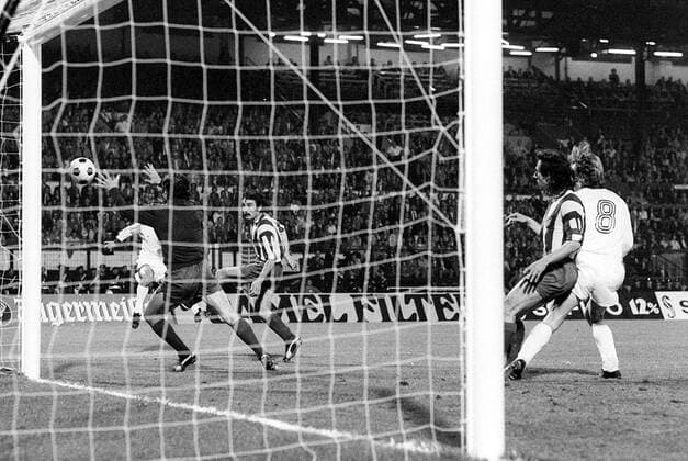 Torwart Reina (Atletico Madrid) kann den Ball nicht halten - Gerd Müllers Tor zum 2:0 Fußball EC 1 Herren Europapokal der Landesmeister 1973 1974, Europacup, Finale, Endspiel Gruppe Heysel-Stadion Brüssel Dynamik,