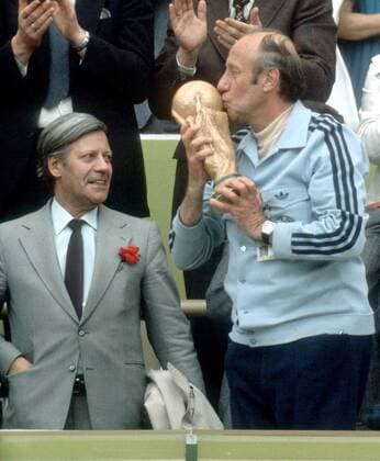 Bundestrainer Helmut Schön küsst den FIFA Weltpokal, daneben Bundeskanzler Helmut Schmidt (beide BR Deutschland) Fußball WM Herren Weltmeisterschaft 1974, Finale, Endspiel, Länderspiel, Nationalmannschaft, Nationalteam, BRD Gruppe Olympiastadion München Glück, Freude,