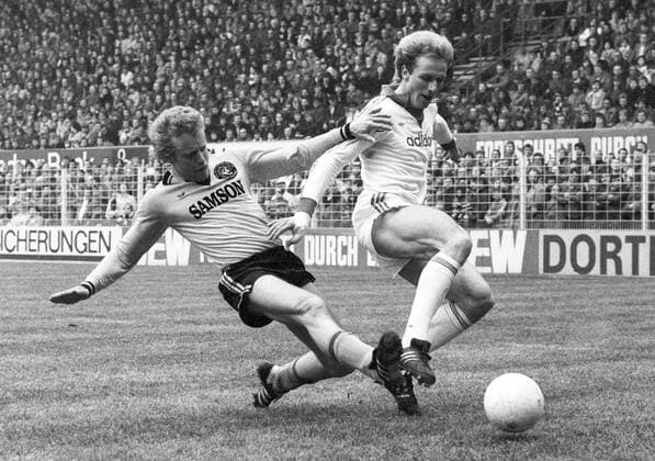 Karl-Heinz Rummenigge (Bayern, re.) im Duell mit Werner Schneider (BVB) Fußball 1. BL Herren Saison 1977 1978, Borussia Dortmund - FC Bayern München 1:1 Gruppe Westfalenstadion Dortmund Dynamik, Kampf,