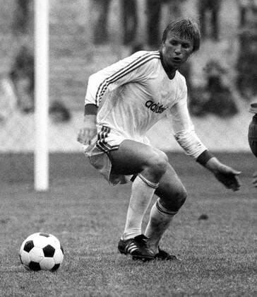 Bernd Förster (Bayern) am Ball Fußball 1. BL Herren Saison 1974 1975, FC Bayern München Einzelbild Olympiastadion München Dynamik,