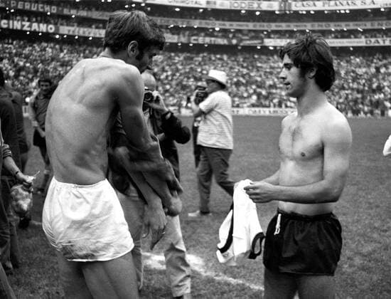 Gerd Müller (BR Deutschland, re.) tauscht das Trikot mit Giacinto Facchetti (Italien) Fußball WM Herren Weltmeisterschaft 1970, Halbfinale, Länderspiel, Nationalmannschaft, Nationalteam, Nationaltrikot Gruppe Estadio Azteca, Azteken Stadion Mexico-City