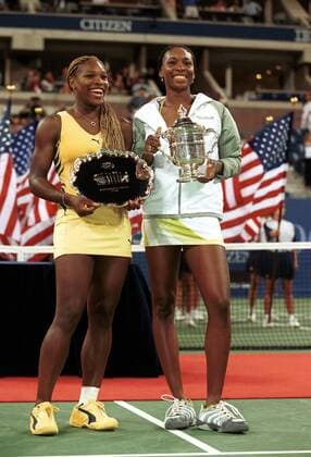 Siegerehrung - Serena (li.) und Schwester Venus Williams (beide USA) präsentieren ihr Pokale Tennis Damen US Open 2001, WTA - Tour, Hartplatz, Hardcourt, Hartplatztennis, Hartplatzturnier, Vneg, Grand Slam Gruppe Flushing Meadow New York Freude,