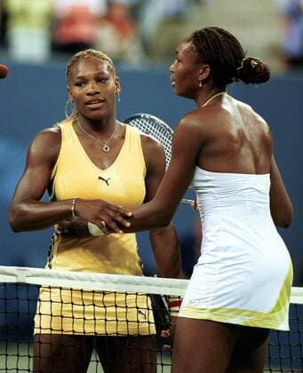 Venus Williams (re.) umarmt ihre jüngere Schwester Serena (beide USA) Tennis Damen US Open 2001, WTA - Tour, Hartplatz, Hardcourt, Hartplatztennis, Hartplatzturnier, Vneg, Grand Slam Gruppe Flushing Meadow New York Harmonie