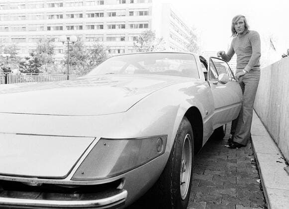 Günter Netzer (Gladbach) und sein Ferrari 365 GTB 4 Daytona Fußball 1. BL Herren Saison 1972 1973, Shooting, Fotoshooting, Fototermin, Borussia Mönchengladbach Einzelbild