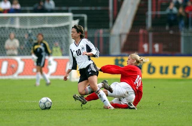 Renate Lingor (li., Deutschland) gegen Kelly Smith (England) Fußball Länderspiel Damen WM-Qualifikation 2001, Deutschland - England 3:1, Weltmeisterschaftsqualifikation Gruppe Auestadion Kassel Dynamik, Kampf,