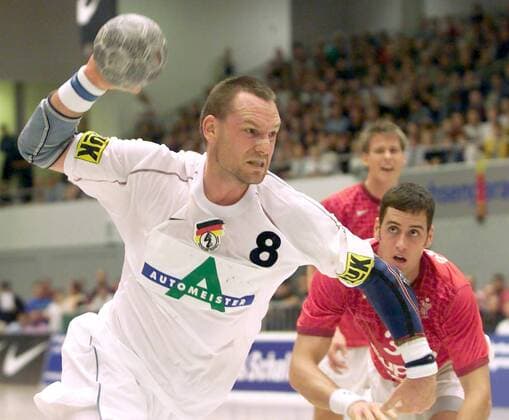 Christian Schwarzer (Deutschland) zieht ab Handball Länderspiel Herren Supercup 2001, Super Cup, Nationalmannschaft, Nationalteam, Nationaltrikot Einzelbild Mehrzweckhalle Bodenbacher Straße Dresden Dynamik,
