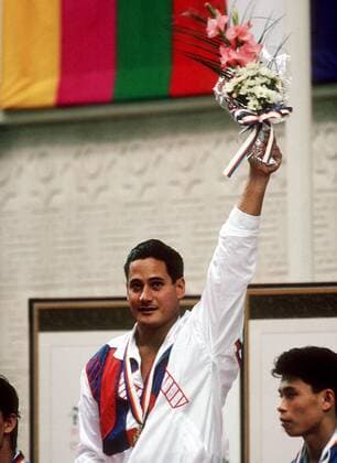 Greg Louganis (USA) jubelnd während der Siegerehrung Wasserspringen OS Sommer Herren Olympische Spiele 1988, Sommerspiele, Olympia, Olympiade, Kunstspringen, 3m-Brett, 3 m, Meter, Vdia Einzelbild Seoul
