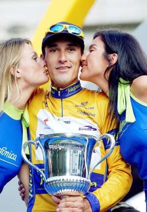 Angel Casero (Spanien, Festina) - Siegerehrung Radsport Herren Vuelta a Espana 2001, Spanienrundfahrt, Radrennsport, Straßenradsport, Straßenradrennsport, Gruppe Siegerkuss, Pokal, Trophäe, Gesamtsieg Madrid, Gesamtsieger