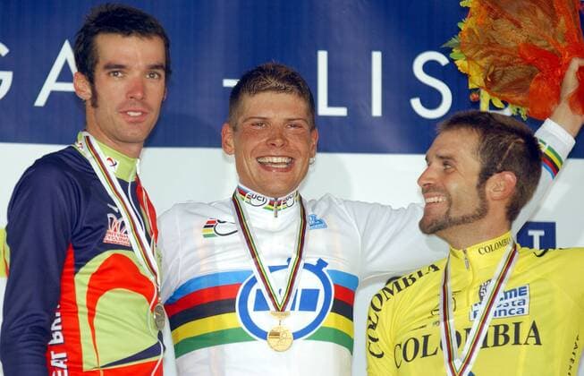 V. li.: David Millar (Großbritannien), Jan Ullrich (Deutschland) und Santiago Botero (Kolumbien) - Siegerehrung Radsport WM Herren Zeitfahr-Weltmeisterschaft 2001, Radrennsport, Straßenradsport, Straßenradrennsport, Radrennen Gruppe Lissabon Freude,