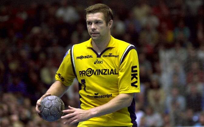 Bogdan Wenta (Flensburg) am Ball Handball 1. BL Herren Saison 2001 2002, Lemgo - SG Flensburg Handewitt 27:24, Vdig Einzelbild Lipperlandhalle Lemgo