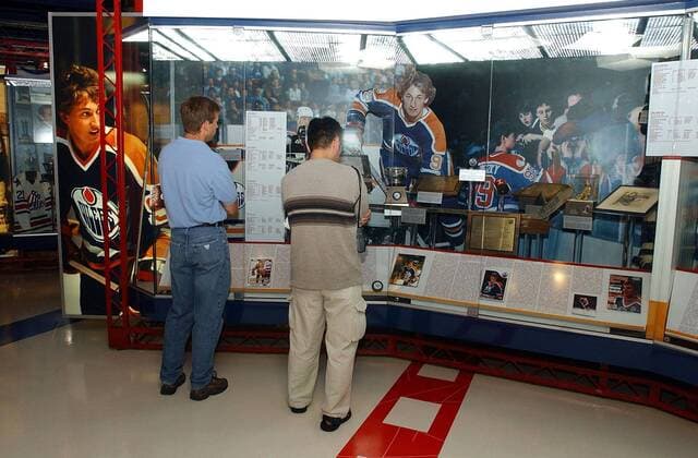 Besucher in der Hockey Hall of Fame vor der Wayne Gretzky-Vitrine Eishockey Herren NHL, National Hockey League 2001 2002, Museum, Eishockeymuseum, Historie, Geschichte, Sportmuseum Gruppe Hockey Hall of Fame Toronto