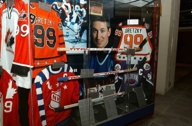 Vitrine von Eishockeylegende Wayne Gretzky Eishockey Herren NHL, National Hockey League 2001 2002, Historie, Geschichte, Museum Einzelbild Hockey Hall of Fame Toronto