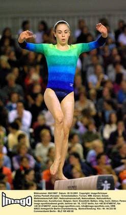 Ashley Peckett (Kanada) - Schwebebalken Turnen WM Damen Weltmeisterschaft 2001, Nationalmannschaft, Nationalteam, Nationaltrikot, Geräteturnen, Kunstturnen Einzelbild Gent
