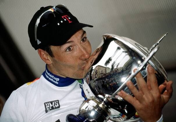 Sieger Erik Zabel (Deutschland Team Deutsche Telekom) küsst den Pokal, und daß immerhin zum 4. Mal ! Radsport Herren Radklassiker Mailand - San Remo 2001, Radrennsport, Straßenradsport, Straßenradrennsport, Radrennen Einzelbild San Remo Glück Freude,
