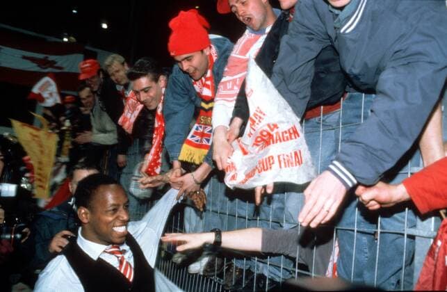 Großbritannien, Black History Month im Oktober - Sport Ian Wright feiert mit den mitgereisten Fans - Arsenal gewinnt den Europapokal der Pokalsieger 1993 1994 Fußball EC 2 Herren Europacup, Finale, Endspiel, Europapokalsieger, Europacupsieger, Sieg, Sieger Totale Parken Kopenhagen Glück, Freude, Begeisterung,