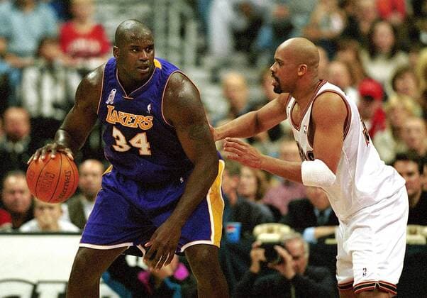 Shaquille O Neal (li., L.A. Lakers) gegen Scott Williams (Denver) Basketball Herren NBA 2001 2002, National Basketball Association, Denver Nuggets - Los Angeles Lakers 68:89, Vdig Gruppe Denver