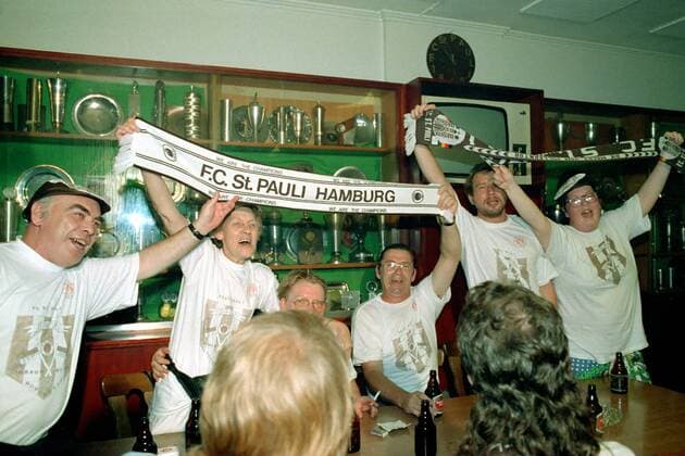 Pauli-Fans feiern in der Vereinskneipe Fußball 1. BL Herren Saison 2001 2002, FC St.Pauli, St. Pauli Gruppe Stadion am Millerntor Hamburg Freude, Begeisterung