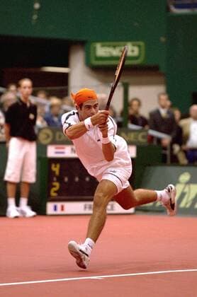 Raemon Sluiter (Niederlande) - beidhändige Vorhand Tennis Herren Davis Cup 2001, Daviscup, Daviscupteam, Halle, Indoor, Hallentennis, Hallenturnier, Vneg Einzelbild Niederlande Rotterdam Dynamik,  