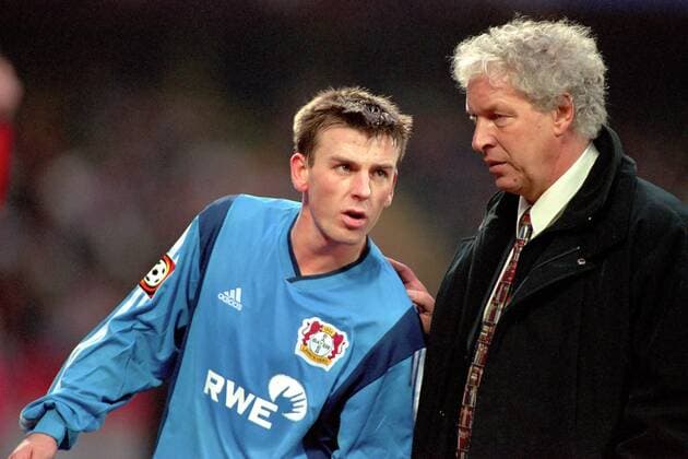 Trainer Klaus Toppmöller (re.) im Gespräch mit Bernd Schneider (beide Leverkusen) Fußball 1. BL Herren Saison 2001 2002, Köln - Bayer 04 Leverkusen, Vneg Gruppe Müngersdorfer Stadion Köln