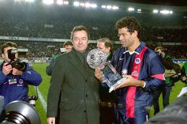 Rai (PSG, re.) nimmt eine Trophäe von Programmdirektor Michel Denisot (Frankreich Canal+) entgegen Fußball Herren Rais Abschiedsspiel 2001, Abschied, Altstars, Paris Saint-Germain - Brasilien 3:3, St.Germain, St. Gruppe Parc des Princes, Prinzenpark Paris  